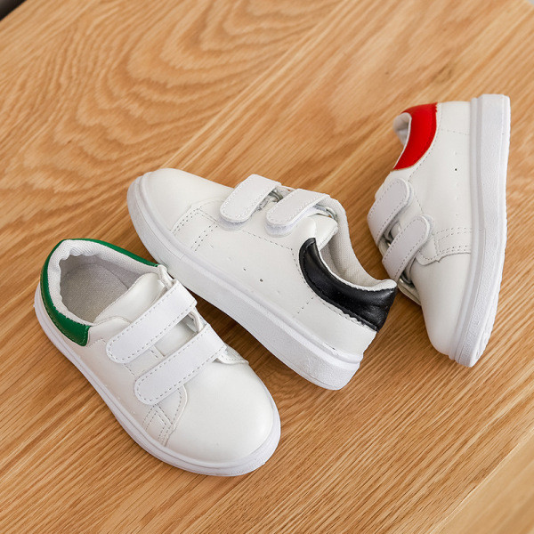 Tüdrukutele sobivad valged ja kleebisega laste tossud