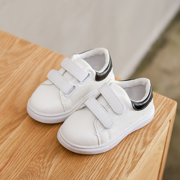 Tüdrukutele sobivad valged ja kleebisega laste tossud