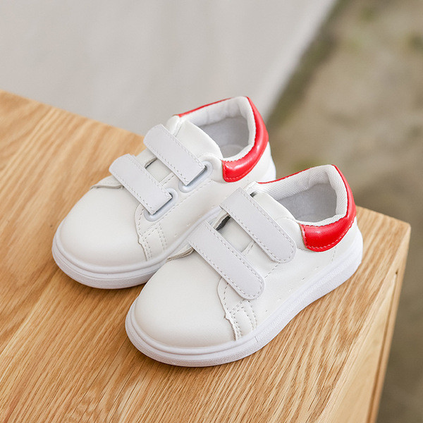 Tüdrukutele sobivad valged ja kleebisega laste tossud