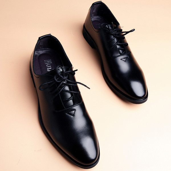 Ametlikud mustad ja paelad meeste teravatipulised kingad