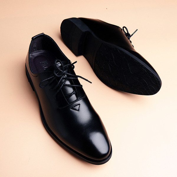 Ametlikud mustad ja paelad meeste teravatipulised kingad