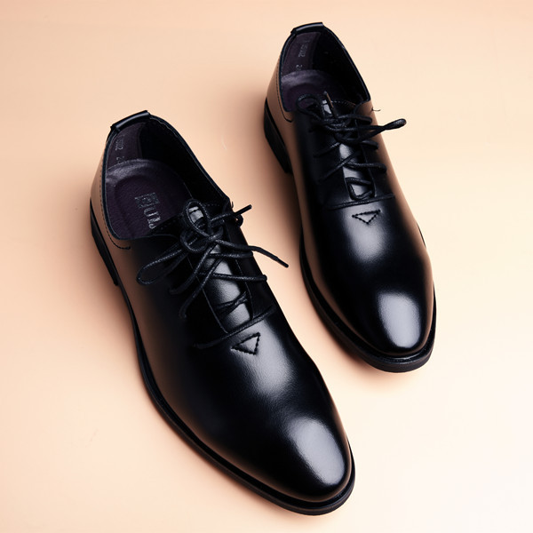 Ametlikud mustad ja paelad meeste teravatipulised kingad