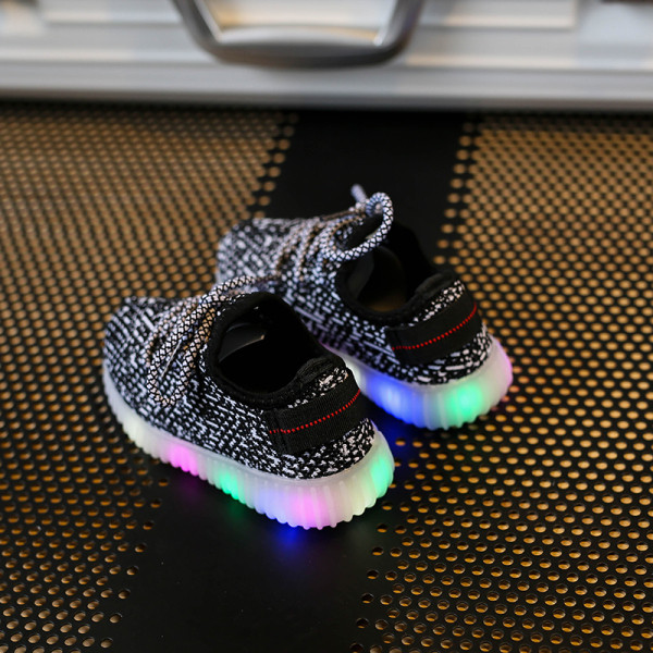 Paelte ja hõõguva tallaga laste tossud ja jooksujalatsid