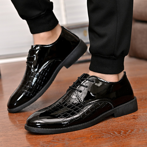 Öko-nahast ja lameda tallaga meeste pidulikud kingad