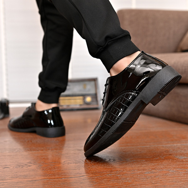 Öko-nahast ja lameda tallaga meeste pidulikud kingad