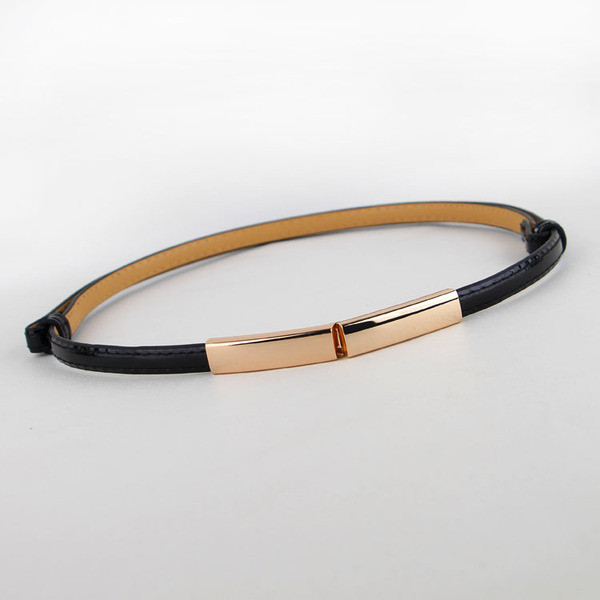 Σύγχρονη γυναικεία ζώνη με μεταλλική στερέωση