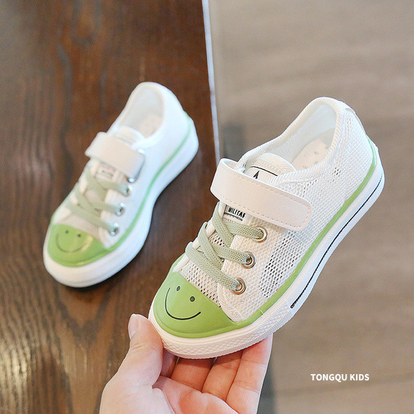 Tüdrukutele sobivad vabaaja paelte ja lameda tallaga laste tossud