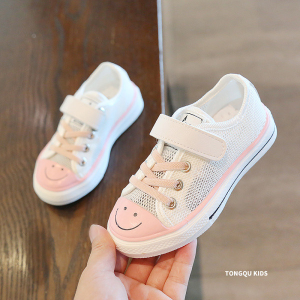 Tüdrukutele sobivad vabaaja paelte ja lameda tallaga laste tossud