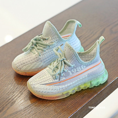 Παιδικά αθλητικά πάνινα παπούτσια με χρωματιστές σόλες και κορδόνια κατάλληλα για κορίτσια