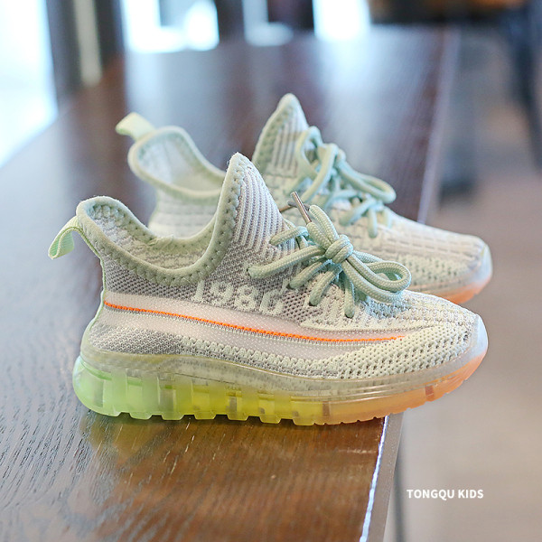 Παιδικά αθλητικά πάνινα παπούτσια με χρωματιστές σόλες και κορδόνια κατάλληλα για κορίτσια