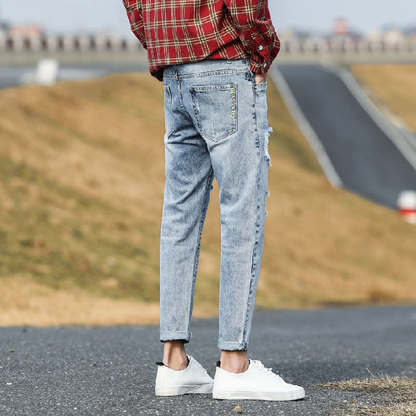 Blugi casual barbatesti cu motive rupte de culoare deschisa