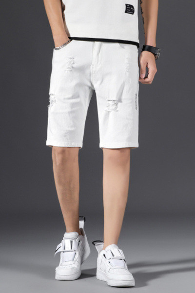 Valged lühikesed vabaaja teksad, millel on rebenenud motiivid