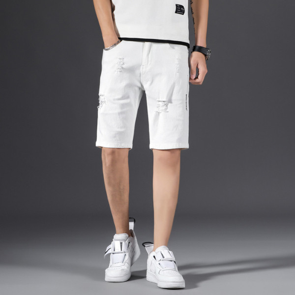 Valged lühikesed vabaaja teksad, millel on rebenenud motiivid