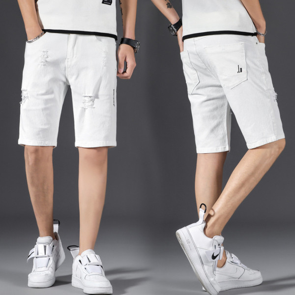 Valged lühikesed vabaaja teksad, millel on rebenenud motiivid