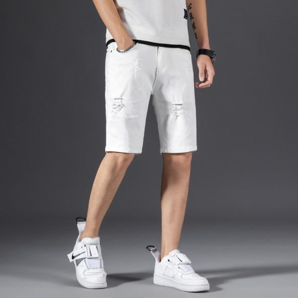 Valged lühikesed vabaaja teksad, millel on rebenenud motiivid