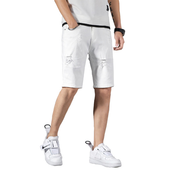 Valged lühikesed vabaaja teksad, millel on rebenenud motiivid