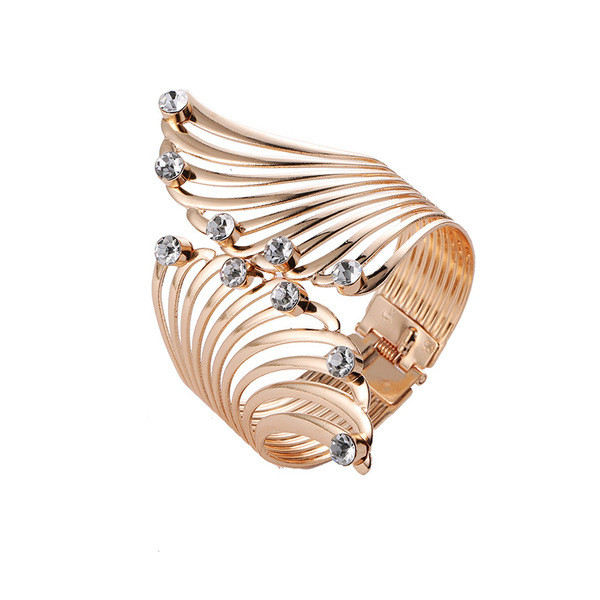 Златист пръстен с декорация камъни