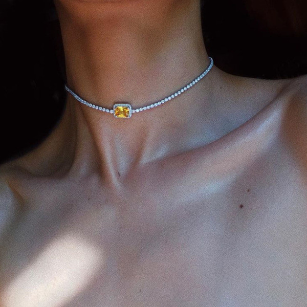 Kövekkel díszített női nyaklánc