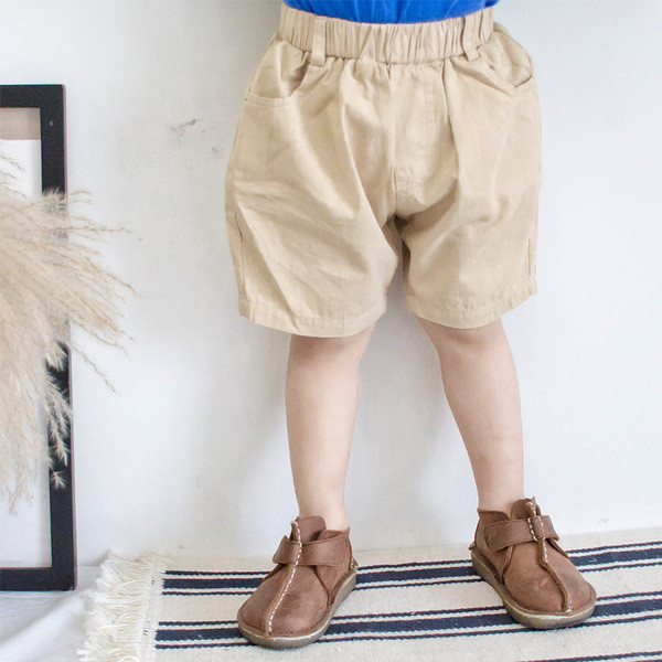 Pantaloni scurți pentru copii cu talie elastică și buzunare bej