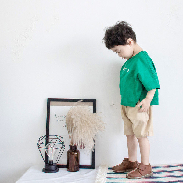 Pantaloni scurți pentru copii cu talie elastică și buzunare bej