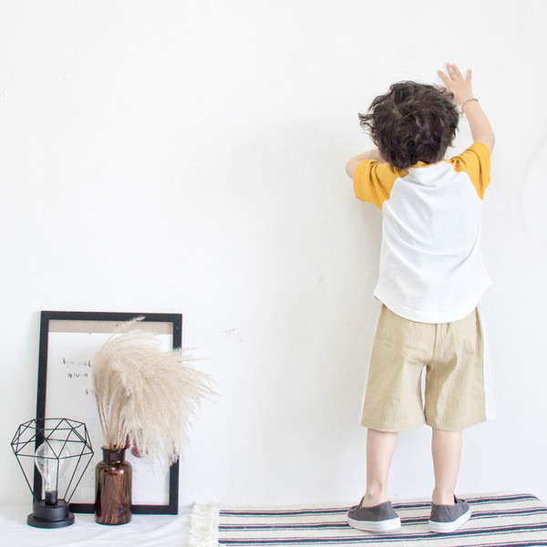 Pantaloni scurți pentru copii cu talie elastică și buzunare bej