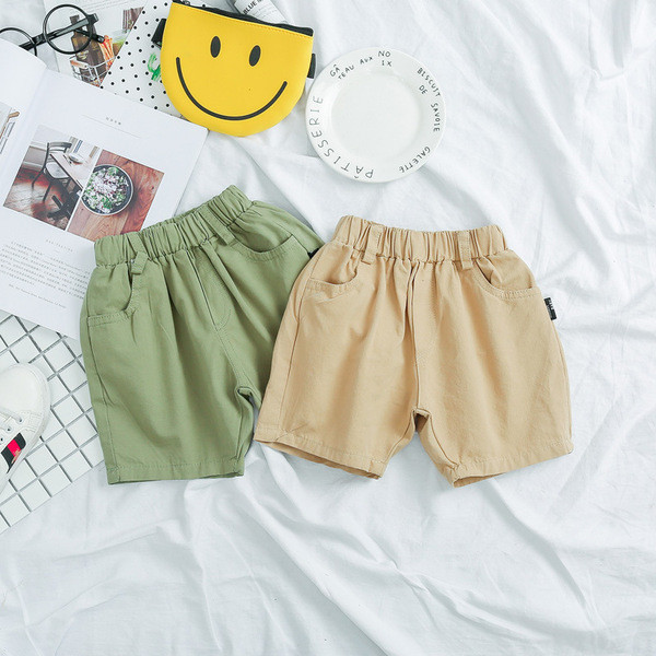 Pantaloni scurți pentru copii cu talie elastică și buzunare bej