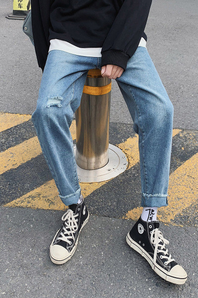 Model drept de blugi barbatesti cu motive rupte