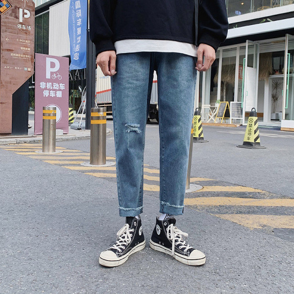 Model drept de blugi barbatesti cu motive rupte