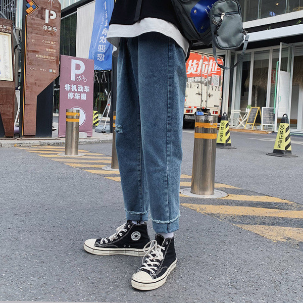 Model drept de blugi barbatesti cu motive rupte