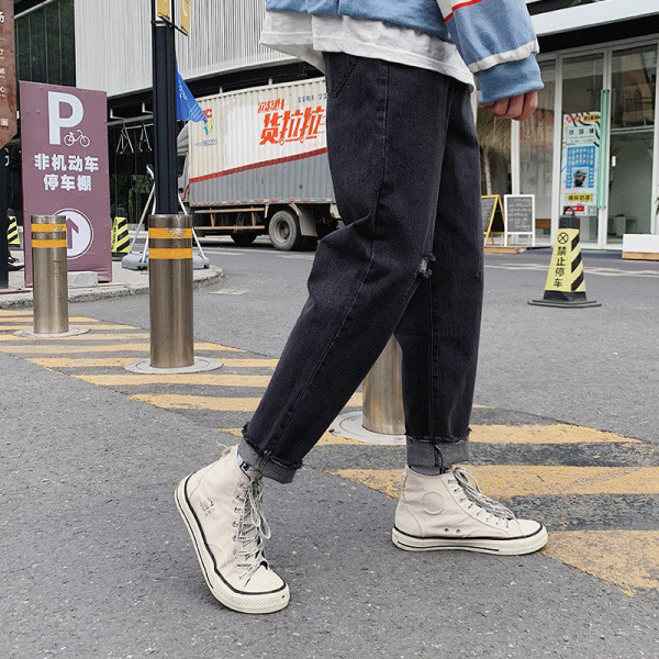 Model drept de blugi barbatesti cu motive rupte