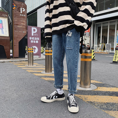 Model drept de blugi barbatesti cu motive rupte