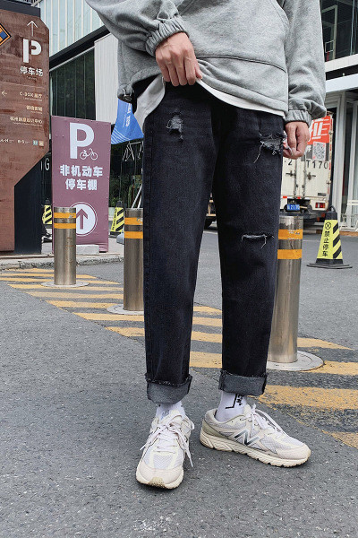 Model drept de blugi barbatesti cu motive rupte