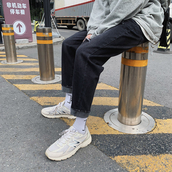 Model drept de blugi barbatesti cu motive rupte