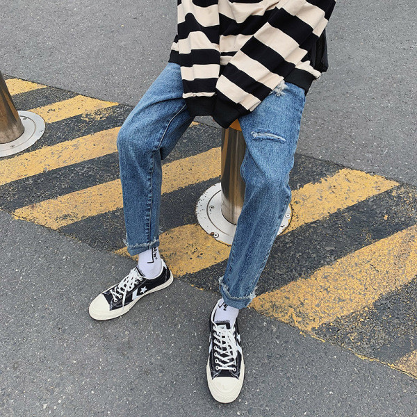 Model drept de blugi barbatesti cu motive rupte