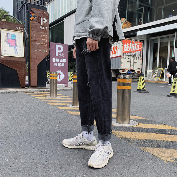 Model drept de blugi barbatesti cu motive rupte