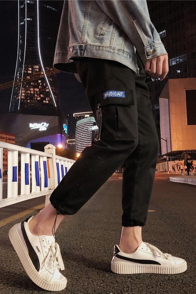 Moodsad taskutega meeste püksid