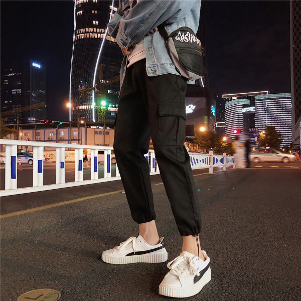 Moodsad taskutega meeste püksid