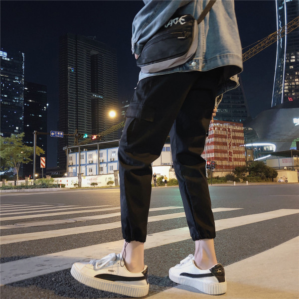 Moodsad taskutega meeste püksid