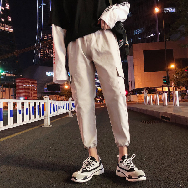 Moodsad taskutega meeste püksid