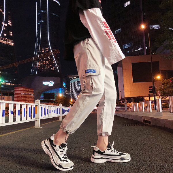 Moodsad taskutega meeste püksid