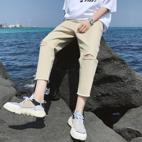 Μοντέρνα ανδρικά τζιν με σκισμένα μοτίβα και μήκος 7/8