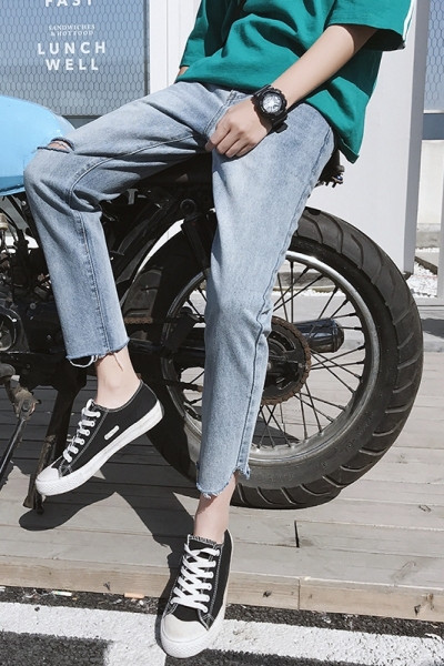 Ανδρικά καλοκαιρινά τζιν με μήκος 9/10 και σχισμένα μοτίβα