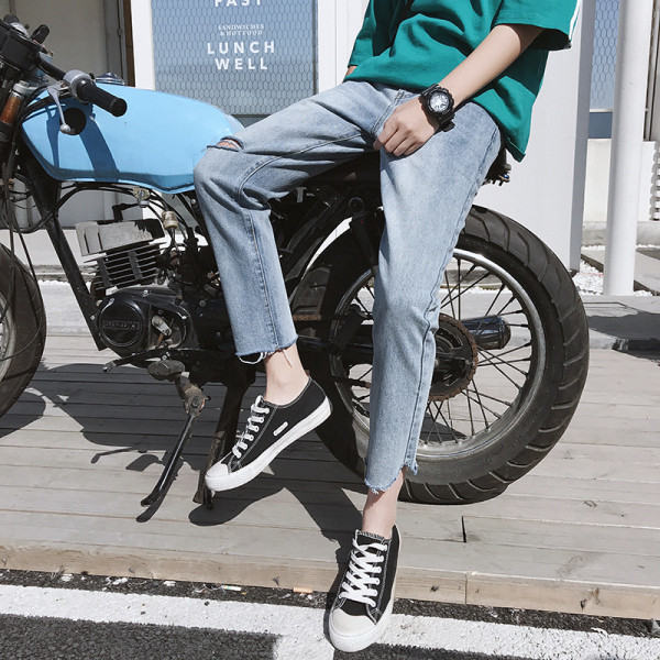 Ανδρικά καλοκαιρινά τζιν με μήκος 9/10 και σχισμένα μοτίβα