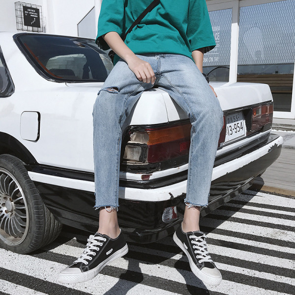 Ανδρικά καλοκαιρινά τζιν με μήκος 9/10 και σχισμένα μοτίβα