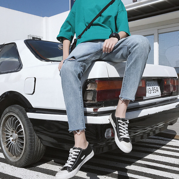 Ανδρικά καλοκαιρινά τζιν με μήκος 9/10 και σχισμένα μοτίβα