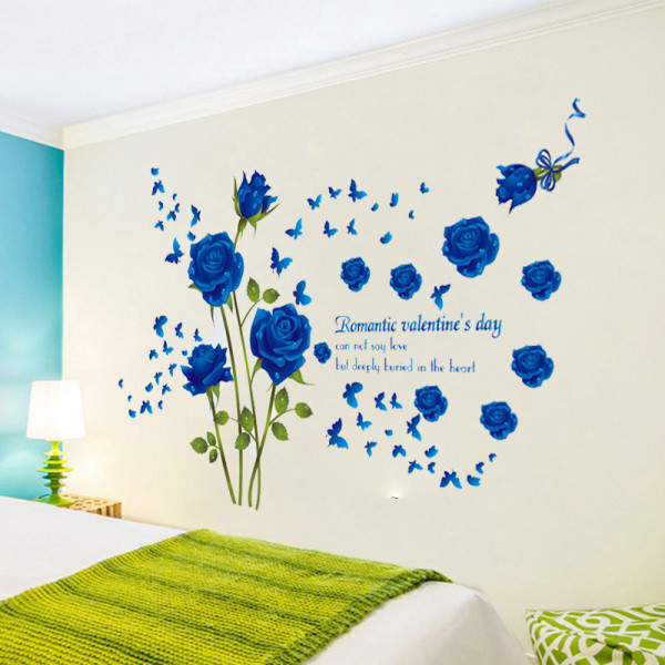 Lipdukas ant sienos su rožėmis tinka svetainei ir miegamajam