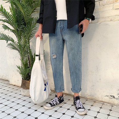 Sirge mudeli rebenenud motiividega meeste teksad