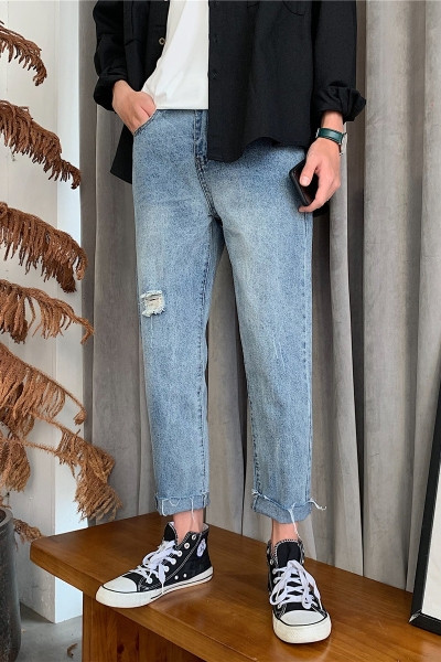 Sirge mudeli rebenenud motiividega meeste teksad