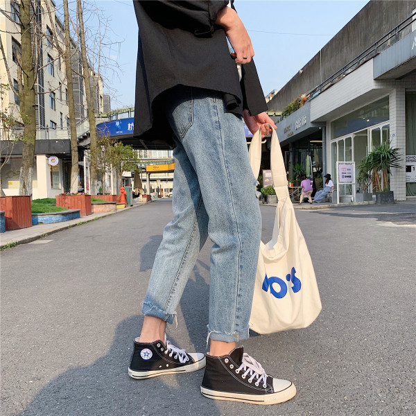 Sirge mudeli rebenenud motiividega meeste teksad