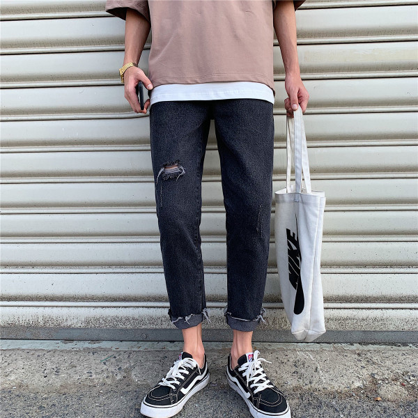 Sirge mudeli rebenenud motiividega meeste teksad